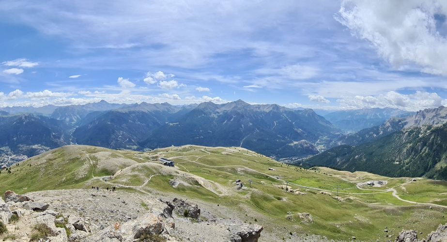 Sommige reizigers wandelen naar grote hoogte Sommige reizigers wandelen naar grote hoogte